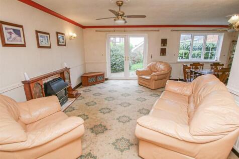 OPEN PLAN LOUNGE/DINING AREA