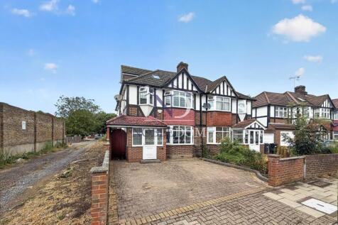 FIVE BEDROOM SEMI-DETACHED HOUSE IN HOUNSLOW
