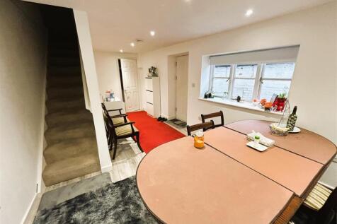 Flat 2, 100a High Street lounge.jpeg