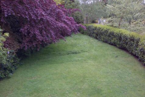 Extensive south facing garden with easy road acces