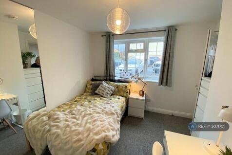 Room 2: Light, Bright, Double Ensuite Room
