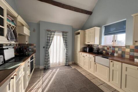 Spinney Barn kitchen 2.jpg
