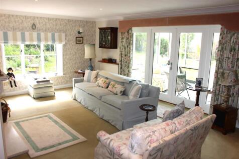 Generous L-shaped Lounge