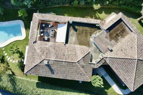 BAC Estate. An aerial view of a house with a tiled