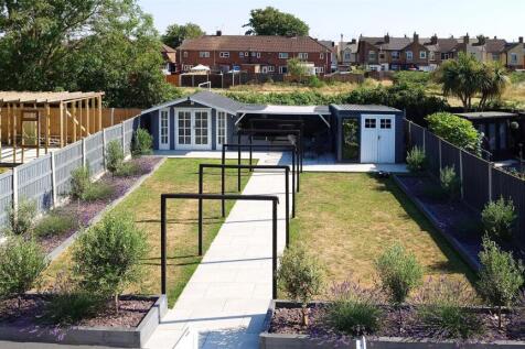 LANDSCAPED REAR GARDEN