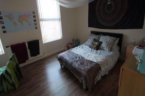 A spacious and inviting bedroom featuring a com...