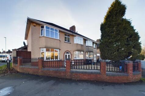 *ALL BILLS INCLUDED* Berkeley Estates & Management are pleased to bring to the market this large ground floor double room, situated next to to Southmead Hospital. The property boasts a rear garden, al