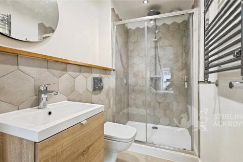 Applegarth Avenue, Guildford, Surrey, GU2 photo 3