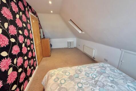 12 Knightscroft A...