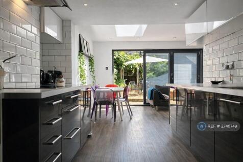 Stunning Open-Plan Living With  Private Garden