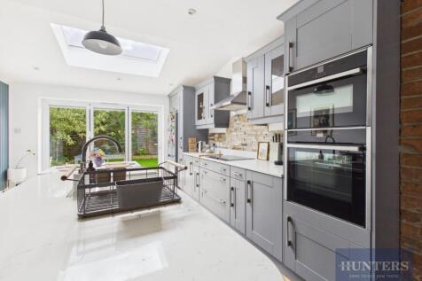 Kitchen / Dining Area