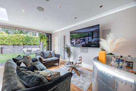Kitchen/Sitting Area