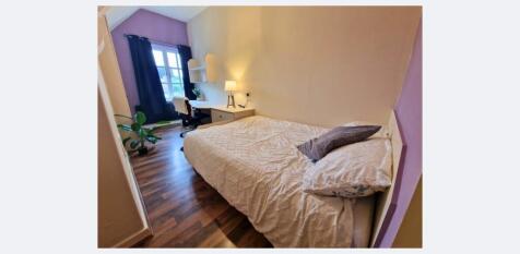 Bright, well-presented double bedroom with wood...