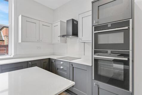 KITCHEN/LIVING ROOM