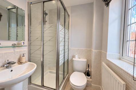 Ensuite bathroom.png