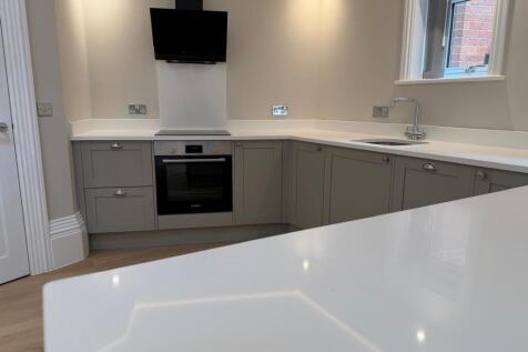 1-bed bungalow on Lavington Lodge, 8 The Old Hospital, New Park Road, Devizes, £1,150/mo