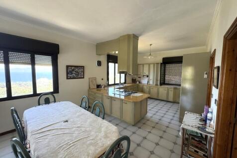 Kitchen&amp;dining area