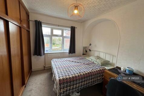 Double Bedroom With Garden Facing Fitted Wardrobe 