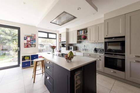 Warboys Crescent, E4