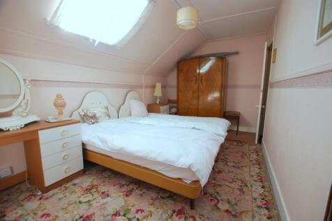 47 South Street Greenock  (36) attic room 2.jpg