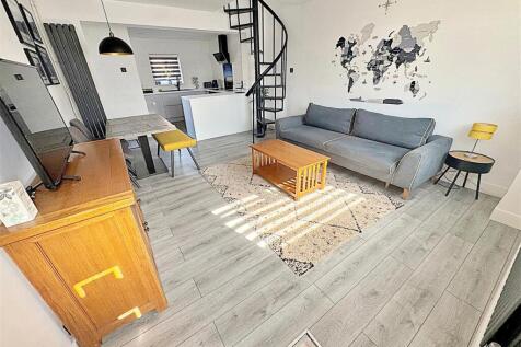 LIVING/DINING AREA