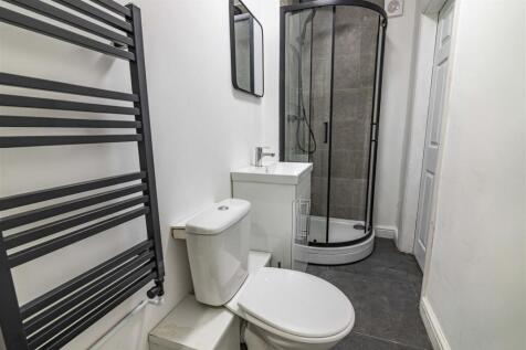 9 Morley - GF communal bathroom.jpg