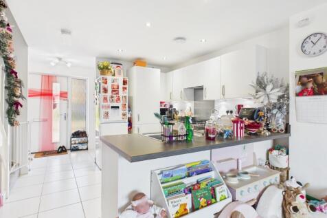 CAM03729G0-PR0199-STILL010