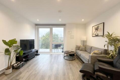 2-bed flat on Medawar Drive, Wolff House, NW7, £2,300/mo