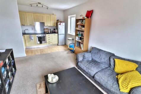 OPEN PLAN LIVING/KITCHEN AREA