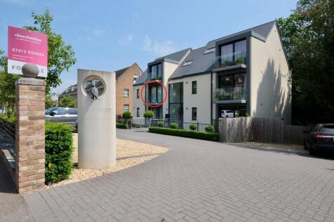 First floor flat with balcony x 2