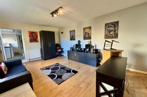 FAMILY ROOM / SNUG / BEDROOM