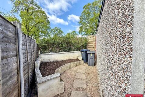BACK GARDEN - SIDE AREA