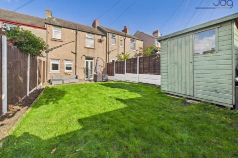 A South-Facing Garden with Lawn, Patio &amp; Growing Space