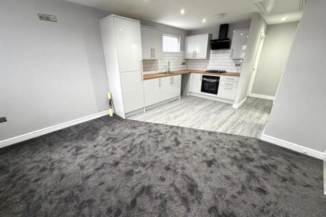 Open Plan Sitting Room/ Kitchen Pic 1