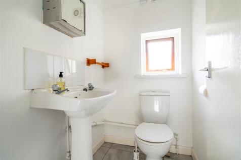 Bathroom 1_.jpg