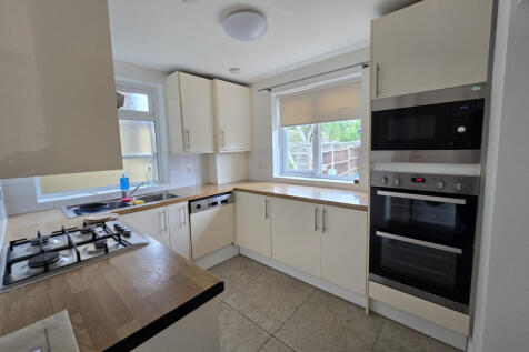 5 bed semi-detached house to rent Elms Avenue, Lo