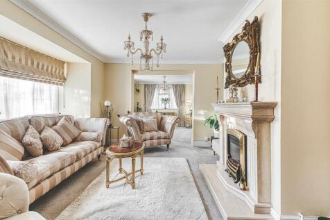 Spacious Lounge/Snug Area