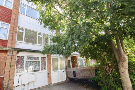 Three-bedroom apartment situated in a quiet resid