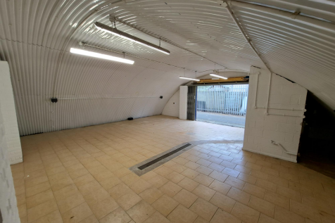 An empty arch with white lining