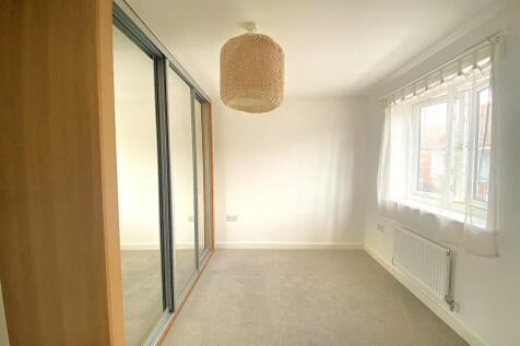 29 Preston Hall Close - Bed1a.jpg