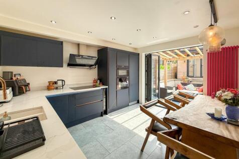Huddersfield, HD7 - property photo