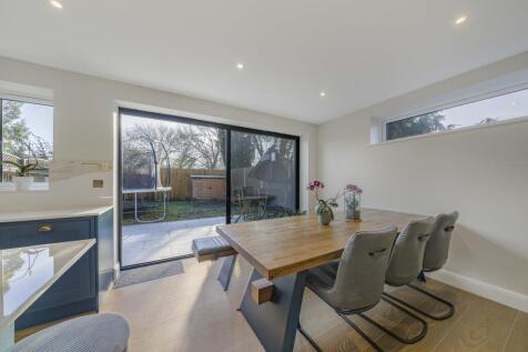  Presented by Clinton at EweMove Bexleyheath and D