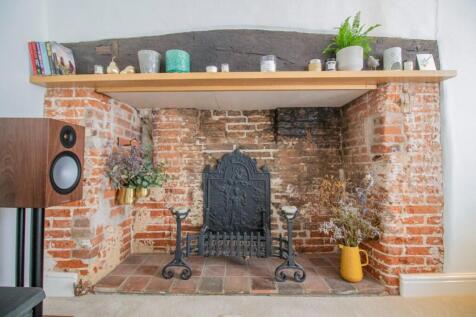 32 Whiting Street, Bury St. Edmunds [Fireplace].jp