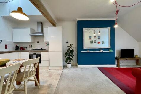 2-bed flat on Poole Road, Westbourne BH4, £1,200/mo
