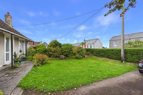 Front garden &amp; Drive