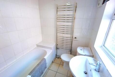 Bright, well-maintained bathroom with a full ba...