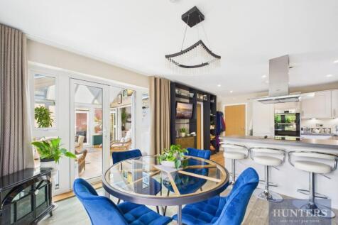 Kitchen / Breakfast Area