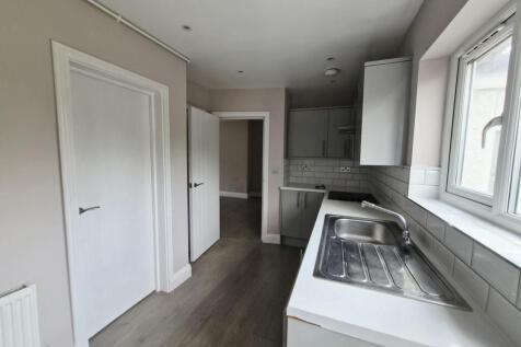 Goldsmith Lane, London, NW9 photo 3