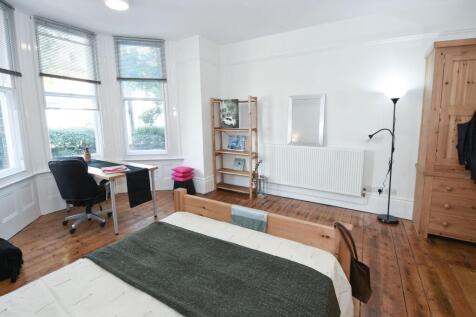 Bright, well-presented bedroom with large bay w...