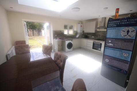 Three bed terraced house to rent Abbey Road, Ilfo